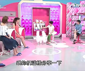Display tv taiwan confronta piedi e scarpe carnose